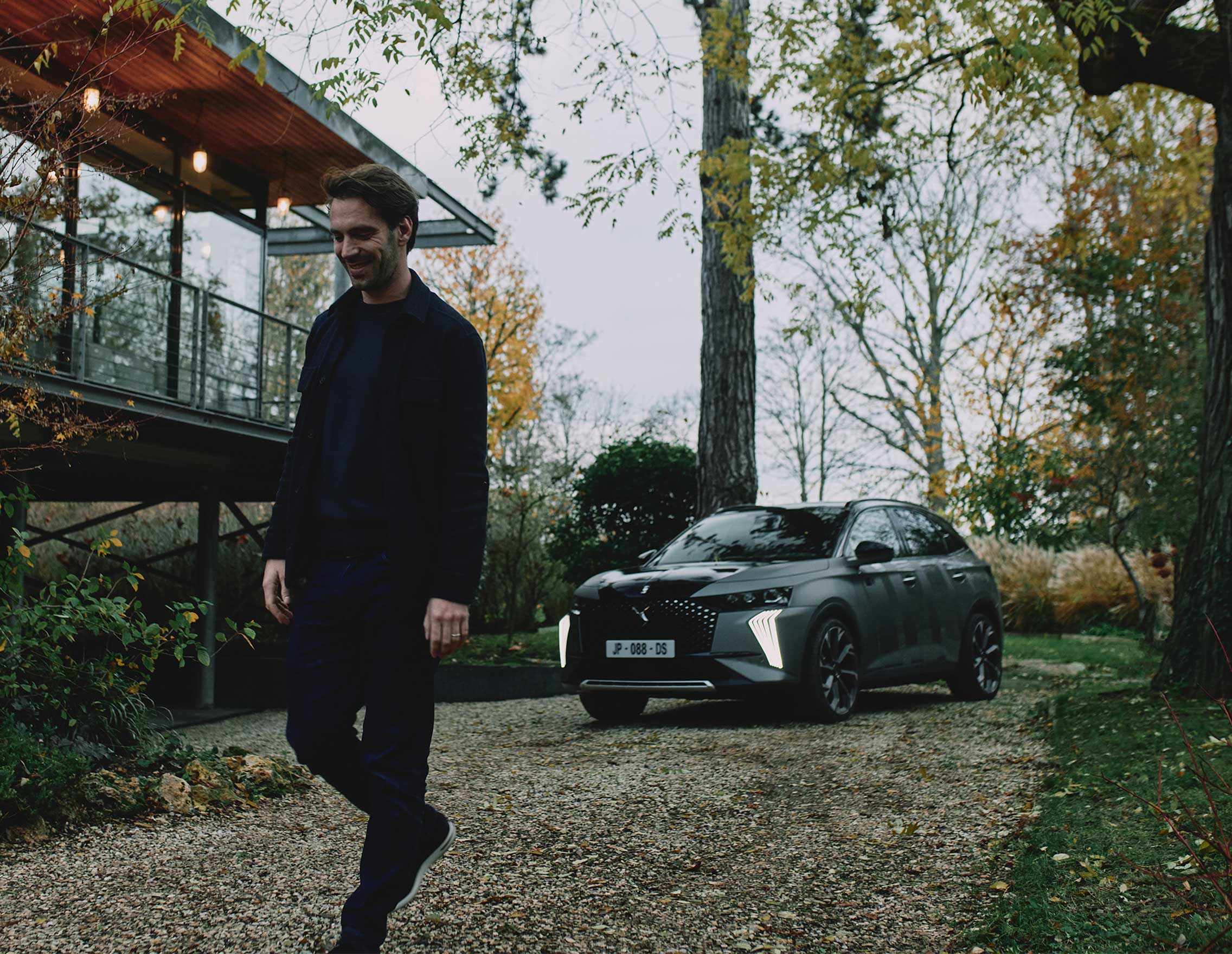 Jean-Éric Vergne reçoit une DS 7 E-TENSE 4x4 360 personnalisée